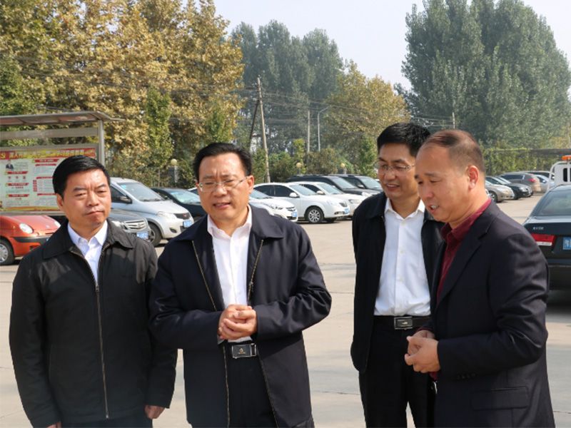 王克明與省工商聯(lián)黨組書記李德才、市政協(xié)副主席工商聯(lián)主席侯合柱、市委統(tǒng) 戰(zhàn)部副部長(zhǎng)郭洪俠合影