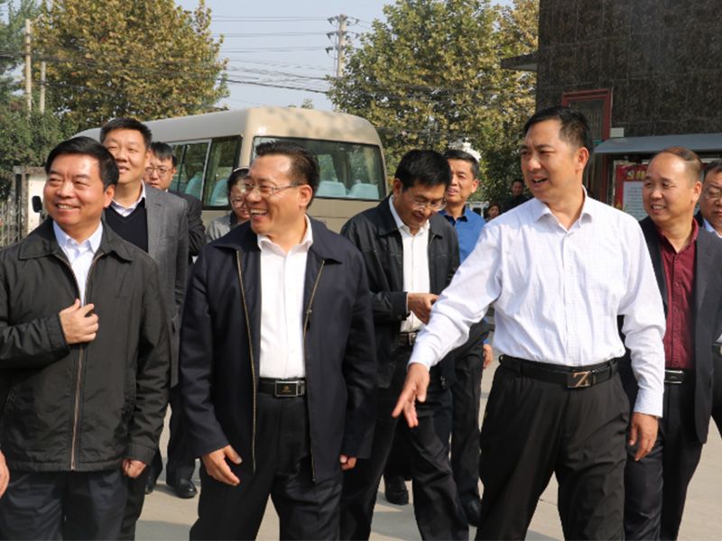 省工商聯(lián)黨組書記李德才、市政協(xié)副主席工商聯(lián)主席侯合柱、市委統(tǒng) 戰(zhàn)部副部長郭洪俠、龍安區(qū)委書記高勤科等一行到公司視察